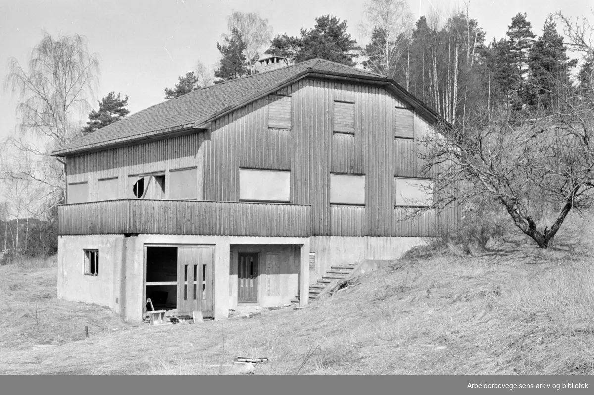 Rosenholm gård har stått tom i 10 år. Skal nå bli lager for industrien. April 1964