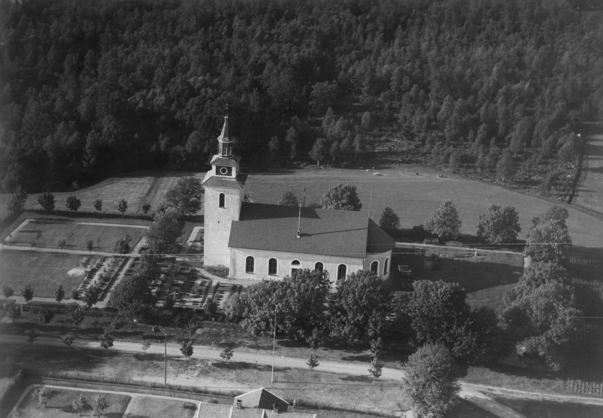 Flygfoto över Bolmsö kyrka i Ljungby kommun . Nr. C.2713