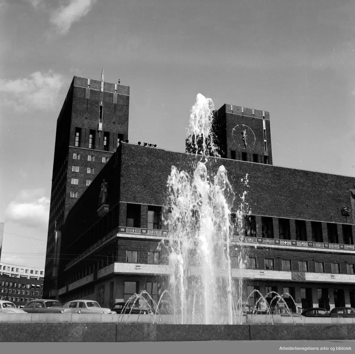 Rådhusplassen. Bassenget. Mai 1956