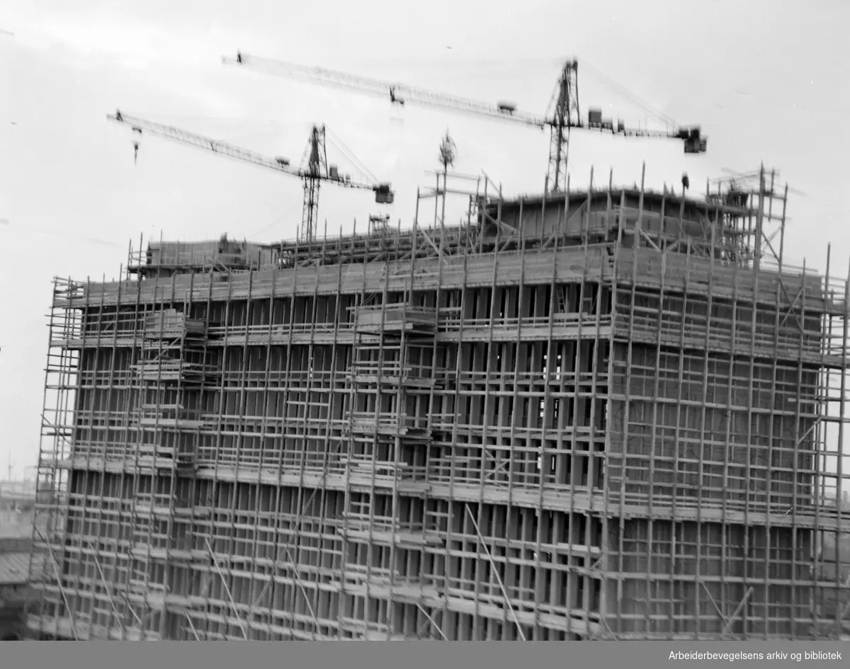 Regjeringsbygningen under bygging. Mønekrans. Oktober 1957