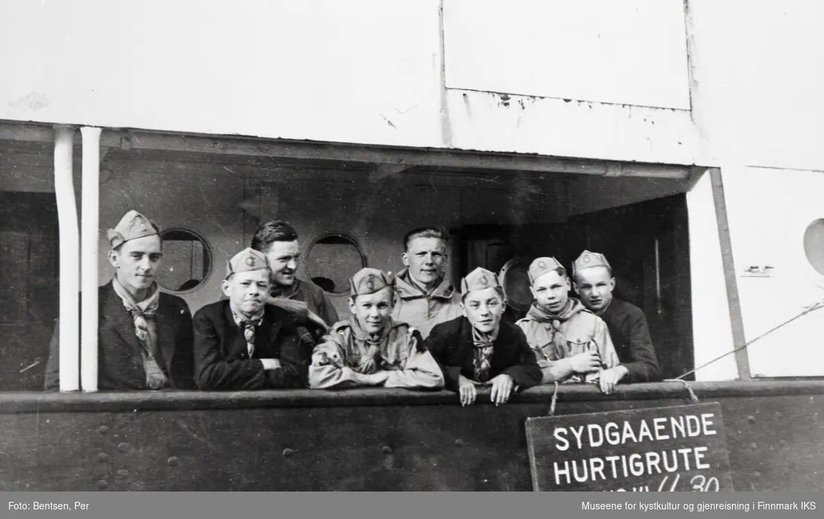 Honningsvåg. Guttespeidere ombord på Hurtigruta på tur til Norsk Speidergutt-Forbunds landsleir på Jeløy utenfor Moss. 1936.