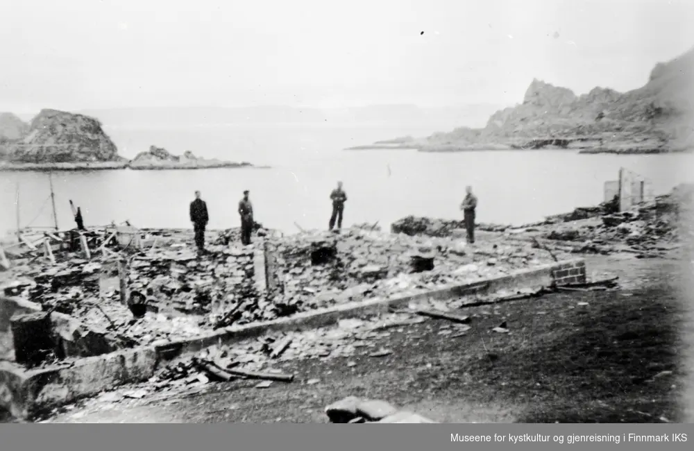 Kjelvik. Ruiner etter krigsødeleggelsen. Juni 1945.