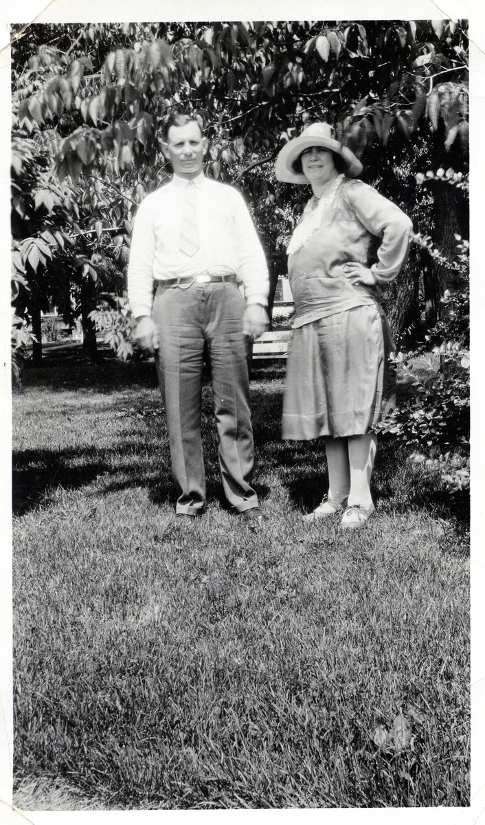 Kvinne og mann fotografert i en hage i USA.