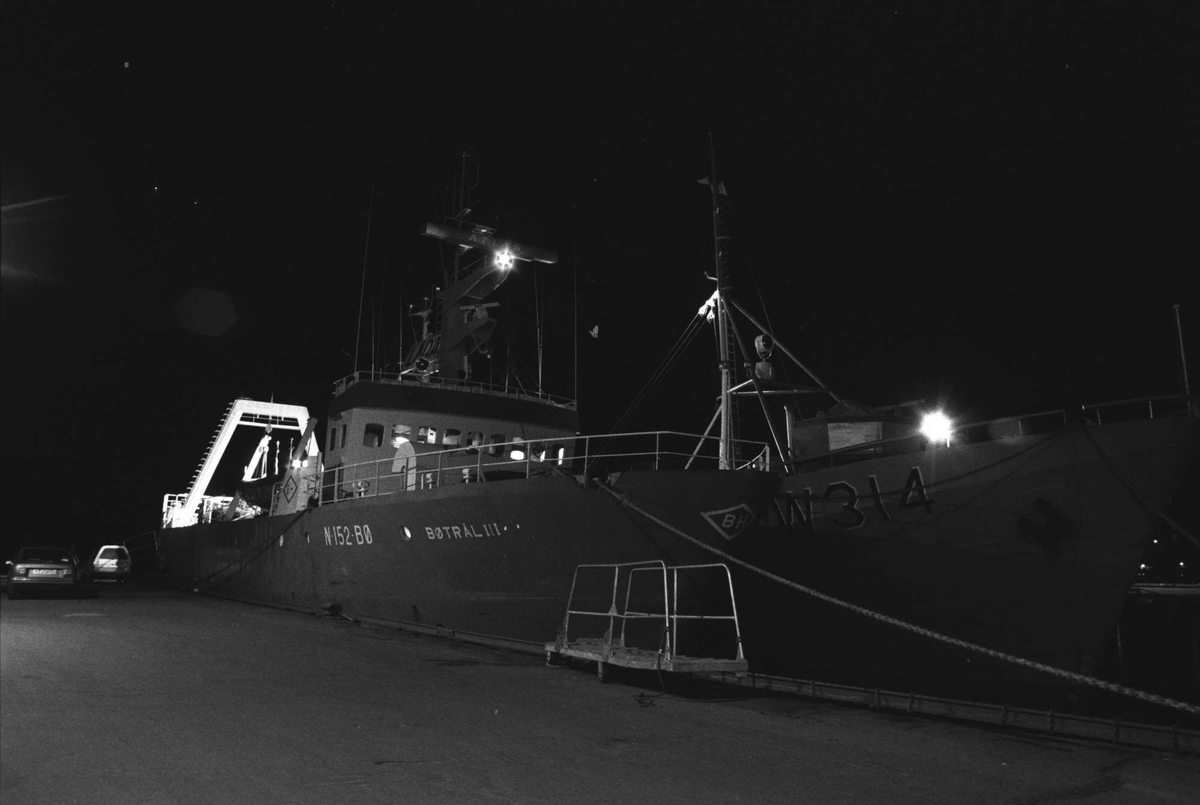 "Bøtrål III" og et kystvaktfartøy ved kai.