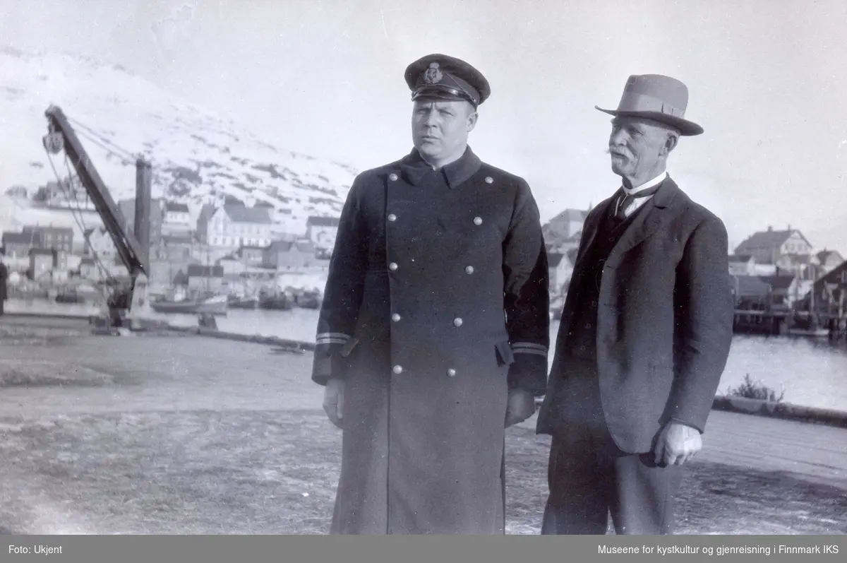 Honningsvåg. Fungerende havnefogd Erling Hafto (f. Aas) og hans far Peter Aas. 1932.