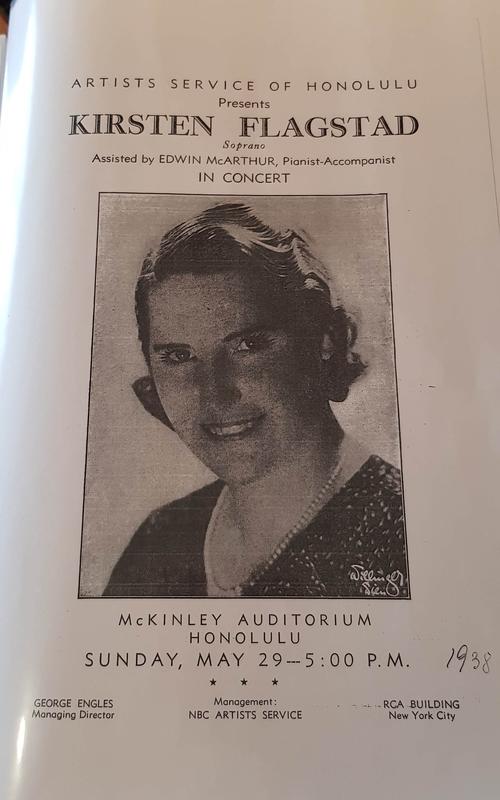 Konsertprogram for Kirsten Flagstads konsert i Honolulu. Forside med portrett og informasjon om tid og sted.