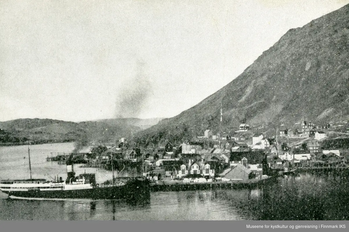 Postkort. Deler av byen sett fra sjøen. Dampskip ankommer kaia. 1920-1944.