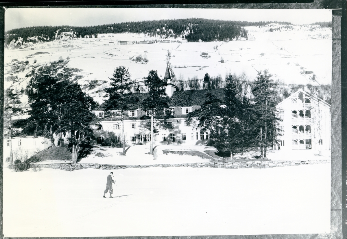 Vinterbilde av gamle Fagernes Hotell.
