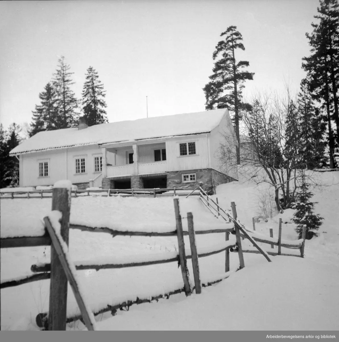 Nordmarka: Trollvannstua. Januar 1953