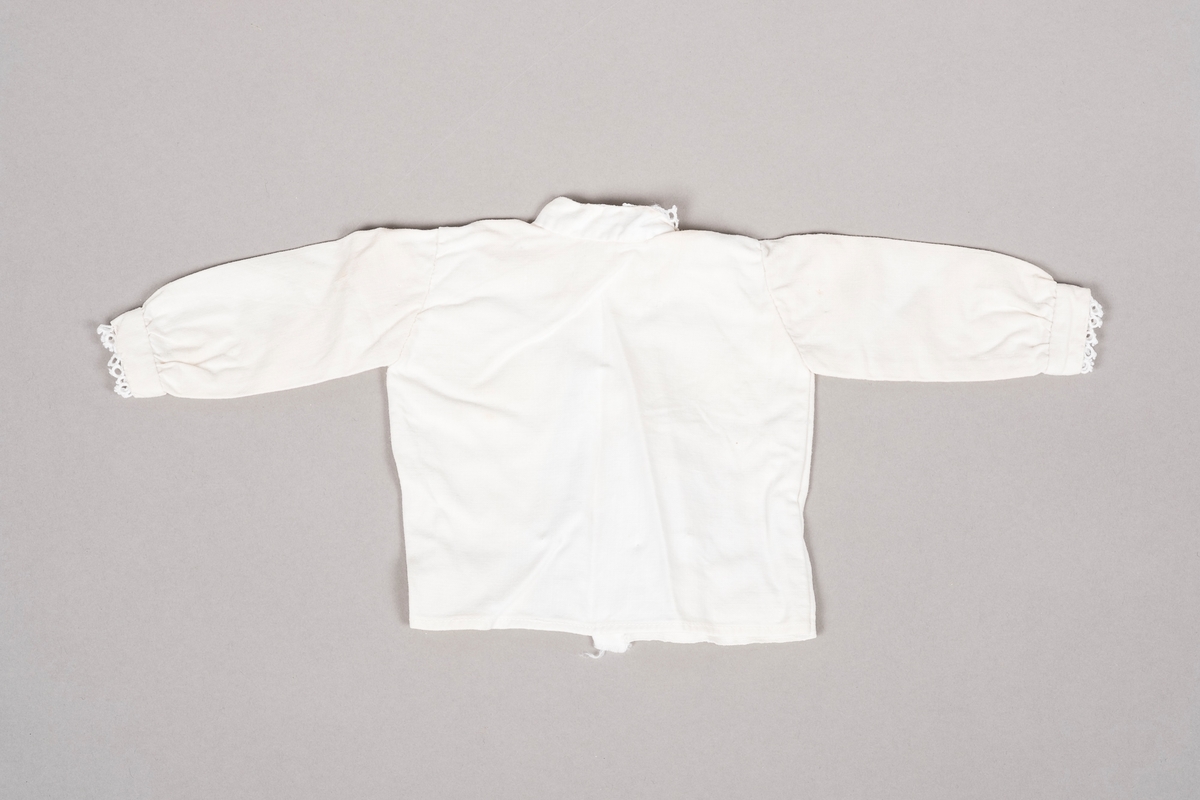 "Bunadsskjorten" er hvit og pyntet med nupereller langs kantene.