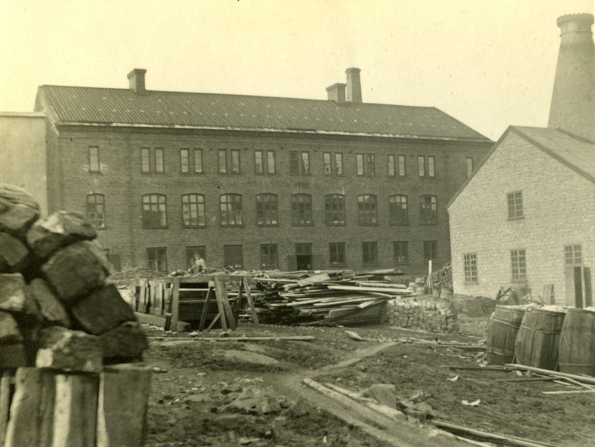 Målarsalshuset, byggt 1872. Sedan 1940-talet sammanbyggt med Hushållsporslinsfabriken (Arvidsson m fl, 1997:68).