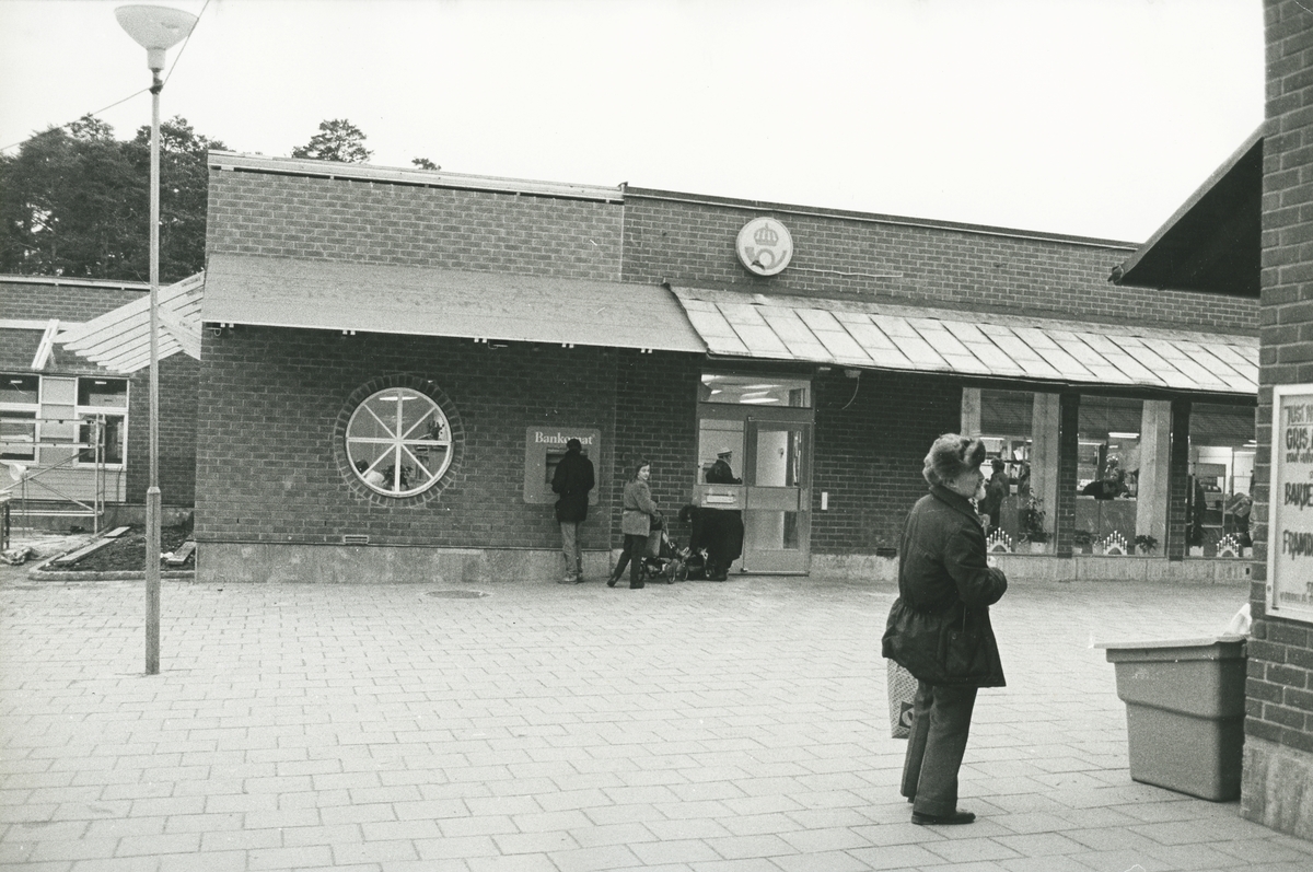 Exteriörbild. Postkontoret, Gustavsbergs nya centrum.
Personer: Okända person.