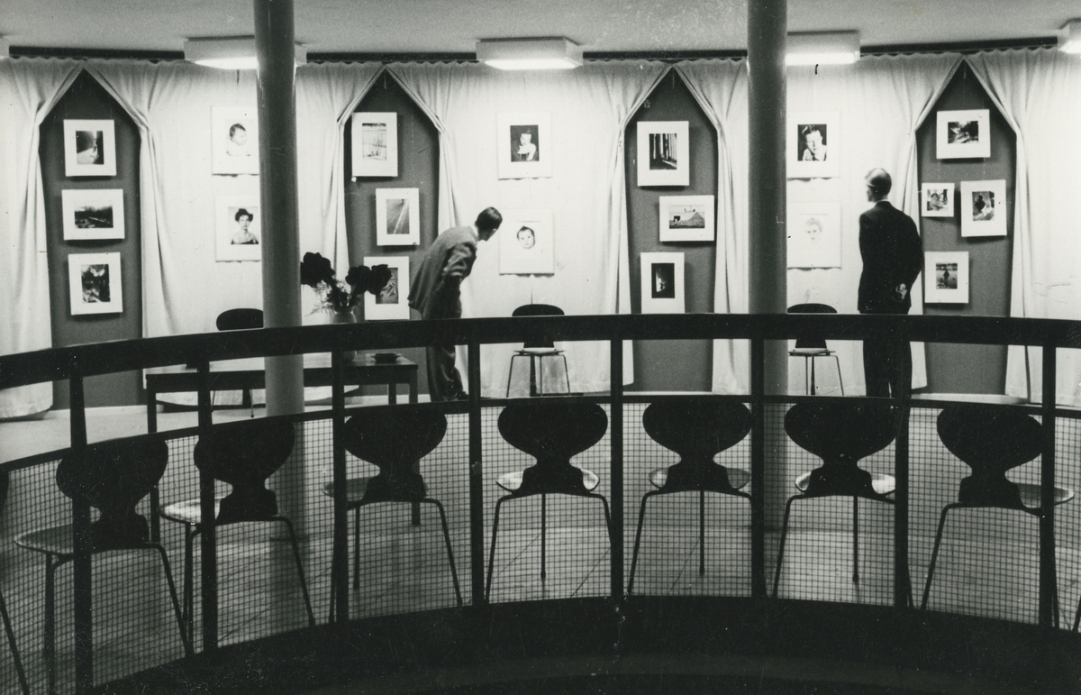 Interiör. Kommunalhuset, Runda huset 1955. Fotoutställning med lokala förmågors bilder.  Allmänheten fick nöjet att rösta fram den bästa bilden.
Personer: okända