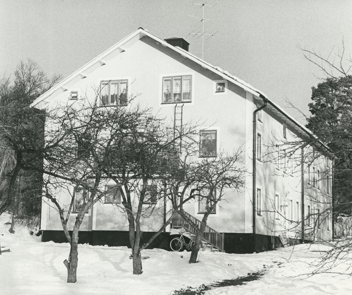 Exteriör. Vinter vid Bergsgatan, Gustavsberg.