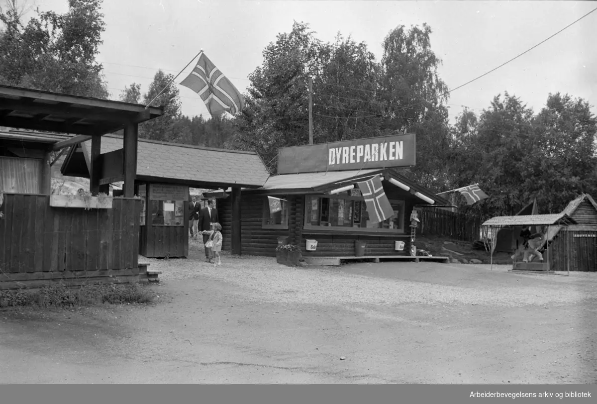 Mosseveien: Fornebo Dyrepark. Inngangen. August 1970