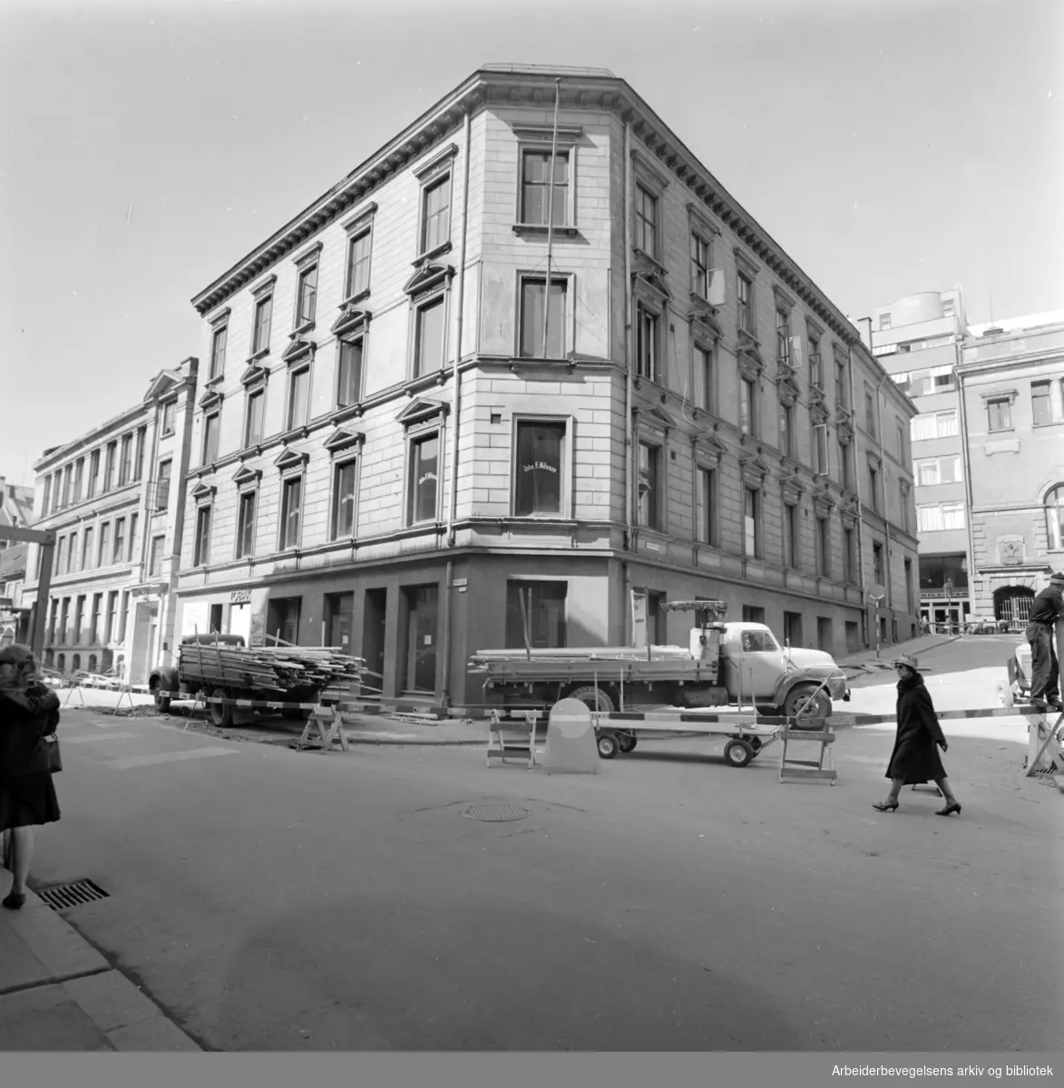 Møllergata 3. som eies av Norsk Arbeidsmandsforbund.skal rives, og tidsmessig bygg skal reises. Mai 1965