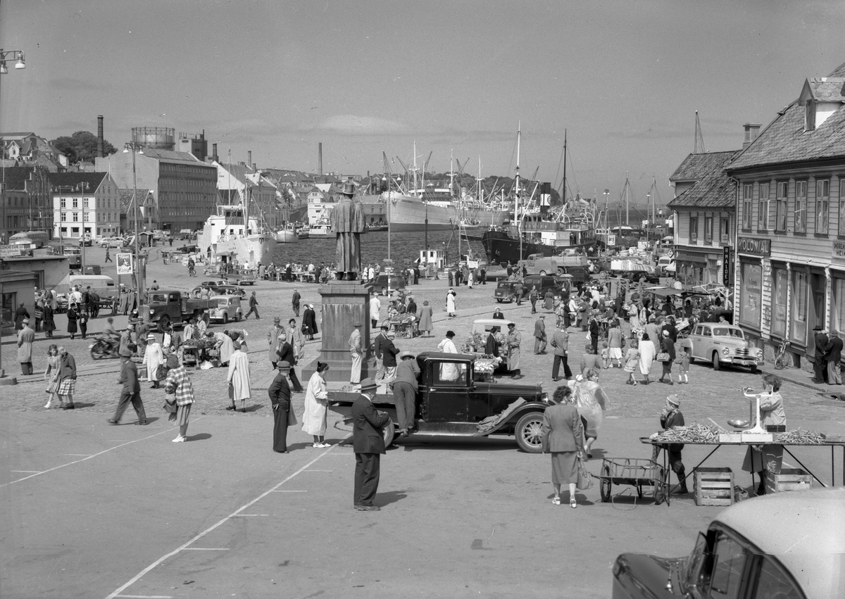 Stavanger torg i 1954, HSD-fjordabåten Vikingen ligg til kai.