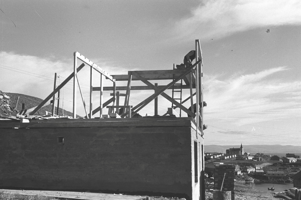 Gjenreisning. Et bolighus bygges i Honningsvåg. 1946/47.