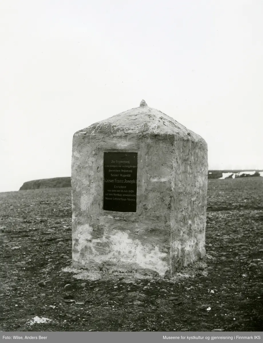 Nordkapp-platået. Minnesmerke til keiser Frans Josef I. Bilde tatt sommeren 1909. (Originalnegativet eies av Norsk Folkemuseum, W 10467)