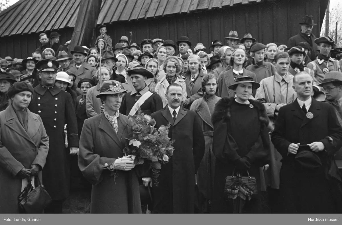 Hembygdsfest i Härkeberga. Kronprinsessan Louise med en blomsterbukett, (troligen) Nordiska museest styresman Andreas Lindblom längst t h.
