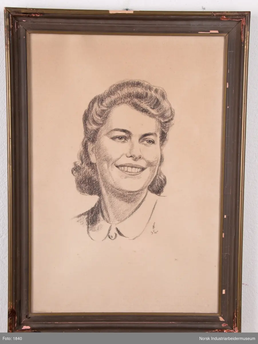 Innrammet tegning fra 1945 med portrett av Grethe (Margrethe) Skauen. Brunmalt og gullbelagt treramme.