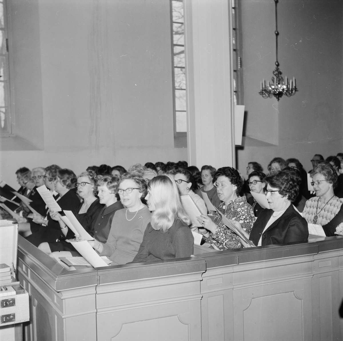 Högmässa i Västlands kyrka, Västlands socken, Uppland, april 1971