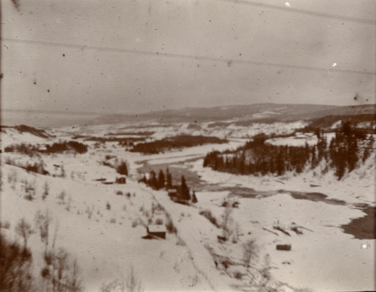 Utsikt över vinterlandskap, Smålands husarregemente K 4 på vinterövning i Norrbotten omkring 1910.