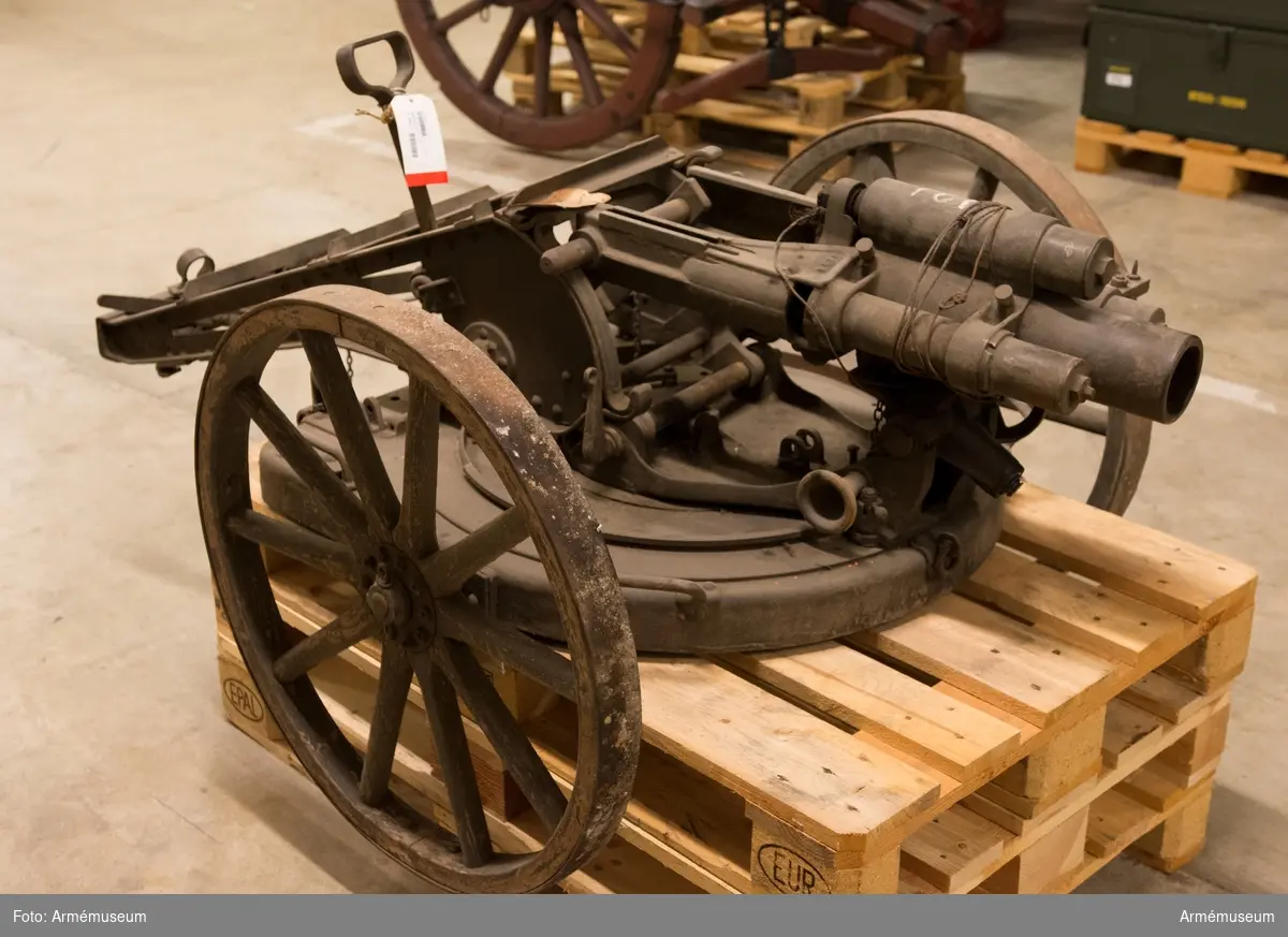 Grupp E X b.
7,5 cm granatkastare med flackbanelavett, Tyskland. I lavett på hjul.
Med fyrsnöre.