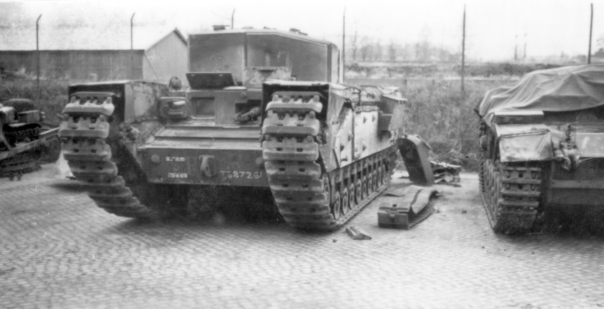 En engelsk Churchill stridsvagn uppställda vid Tygverkstaden, P 4 i Skövde.