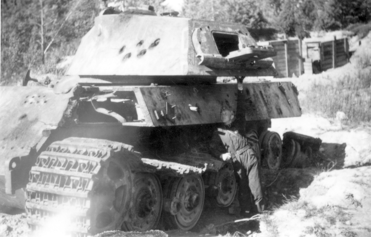 Tysk stridsvagn Kungstiger som beskjutits och analyserats på Karlsborgs provskjutningsfält 1950.
Tornet uppskuret och bandet minsprängt. Träffarna i tornet är från den svenska Pvkv m/43 (7,5 cm kanon).
Vid vagnen står fu Einarsson P 2.