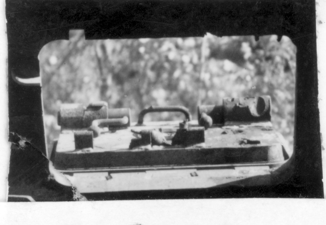 Tysk stridsvagn Kungstiger som beskjutits och analyserats på Karlsborgs provskjutningsfält 1950.
Utsikt genom tornluckan.