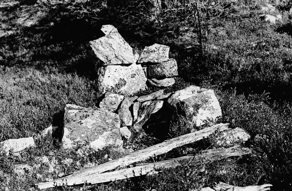 Oppmuring av naturstein uten bindemiddel på lynggrunn, påståes å være rest av kolmile (kullmile) i fjellskog ved Roasten ved grensa mellom Engerdal og Røros.  Konstruksjonen kan kanskje være rester av ildstedet i ei kolbrennerkoie.  Fotografiet er publisert i en artikkel i tidsskriftet Statsskog nr. 2 1979. 