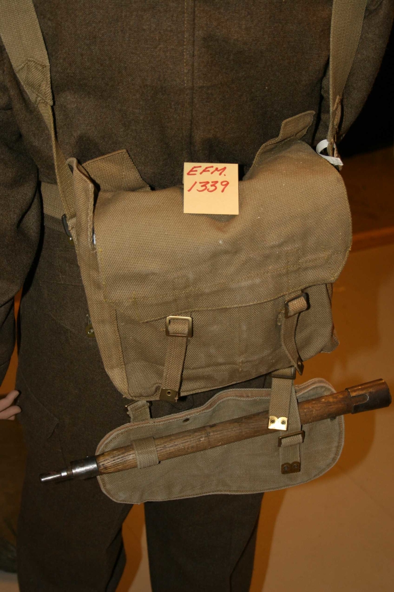 Utstyret er stillbare skulderstropper som er festet til magebelte. Det er montert ryggtaske og feltspade. Pistoltaske og taske for magasin er festet til magebelte. 