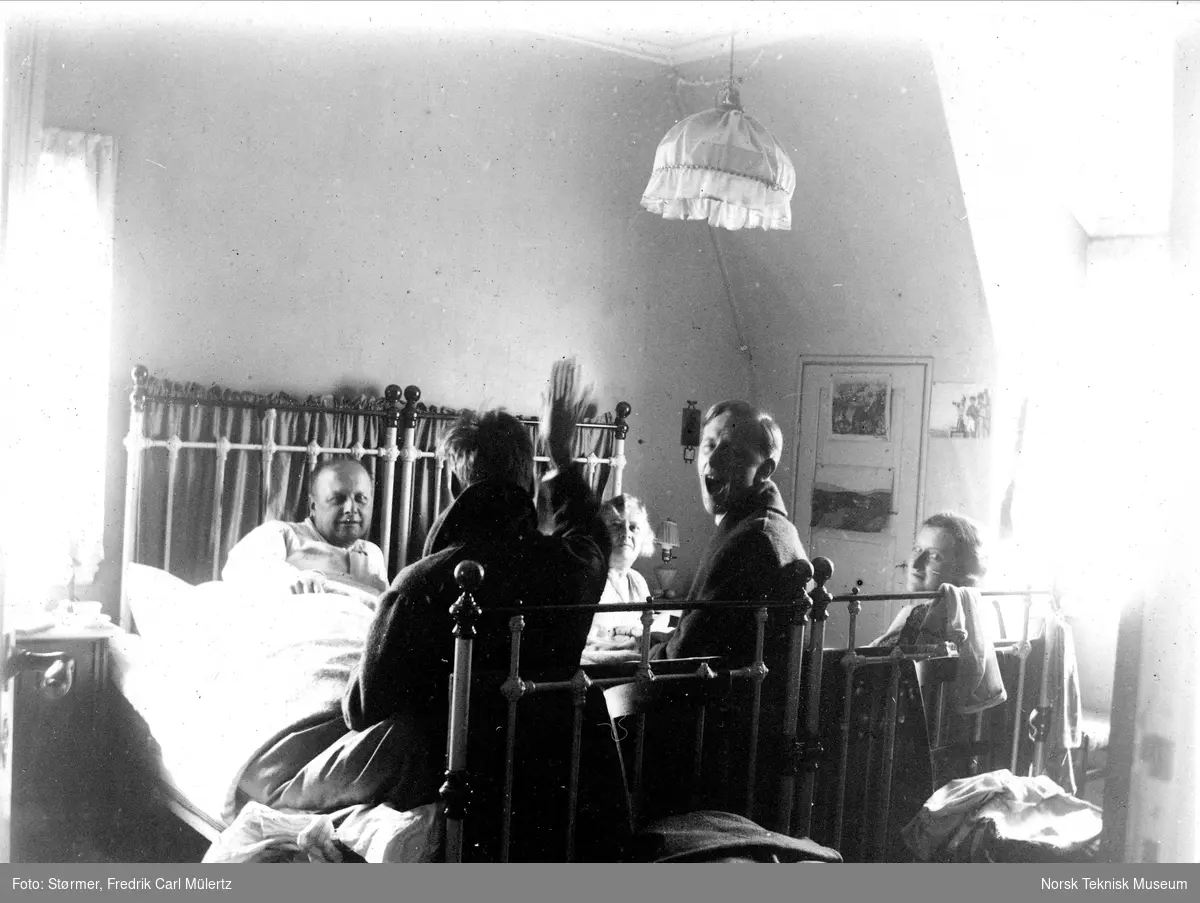 Interiør fra Carl Størmers hjem, Huk Aveny 33, 1929: Familien Størmer drikker kaffe på sengen