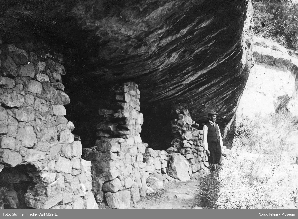 Mann foran tidligere bebodde huler, Arizona, USA, 1915