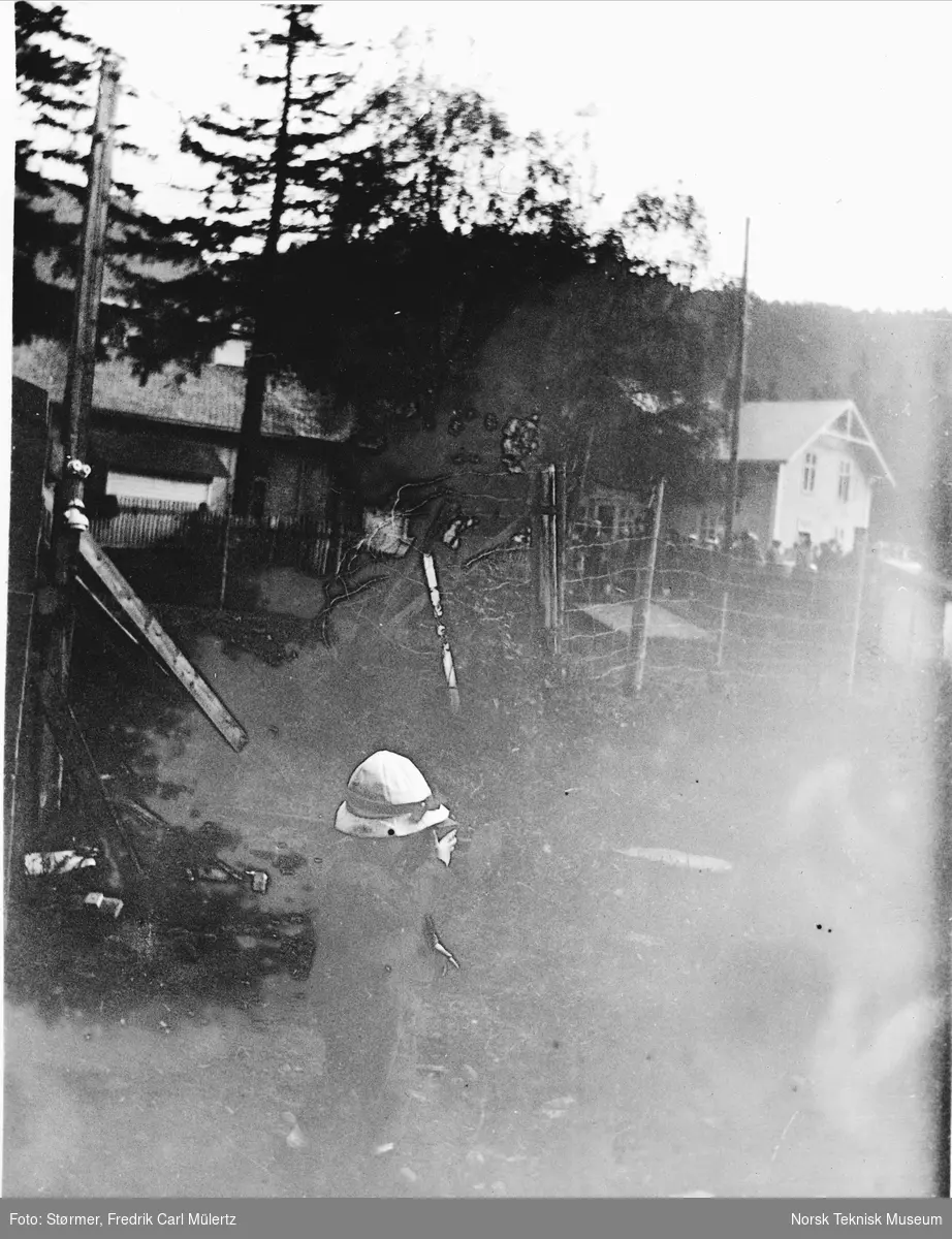 Ekskursjon til Fagernes under solformørkelsen, 28.-29. juni 1927. Svein Rosselands sønn med kikkert.