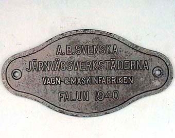 Skylt av omålat järn med rundade former. Text: "A.B. Svenska Järnvägsverkstäderna  Vagn- & Maskinfabriken Falun 1940".