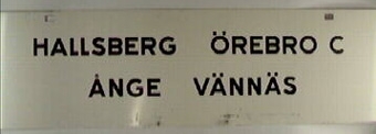 Rektangulär dubbelsidig plåtskylt med svart text på vit botten:
"HALLSBERG - ÖREBRO C - ÅNGE - VÄNNÄS".
Samma text på båda sidor. Märkt i vänster och höger hörn med siffran 6.