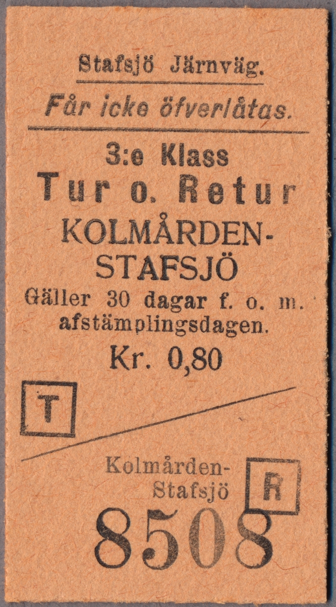 Brun Edmonsonsk biljett av kartong med följande tryckta text:
"Stafsjö Jernväg.
Får icke öfverlåtas.
3:e Klass Tur o. Retur
KOLMÅRDEN -STAFSJÖ
Gäller 30 dagar f. o. m. afstämplingsdagen.
Kr. 0,80.".
Biljetten har en fyrkantig ruta med bokstaven "T" och en annan fyrkantig ruta med bokstaven "R", på nedre delen av biljetten. Längst ner står biljettnumret "8508".
Se bilaga till samling.