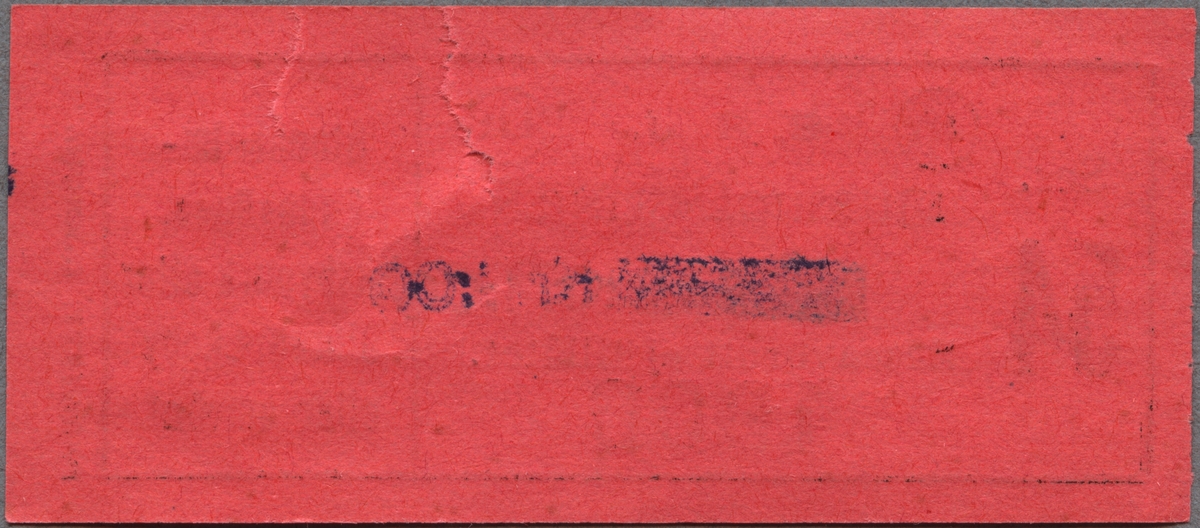 Röd enkelbiljett av papper med tryckt text i svart: 
"S. R. J. DJURSHOLMSLINJEN
Kr. 1:00
Reseavbrott ej tillåtet
Ser. 54 4006
Stockholm-Eddavägen, Näsbypark eller Djursh. Ekeby eller omvänt".
"In", "Ut" står i varsin cirkel på var sida om "S.R.J.".
"PARAJETT. L:KRONA" står tryckt på högra kortsidan, nerifrån och upp, utanför den svarta ram, som avgränsar övrig text.
Det ordinarie biljettpriset, 80 öre, är överstruket. Biljetten har en reva vid "Ut". Det finns en dubblett.