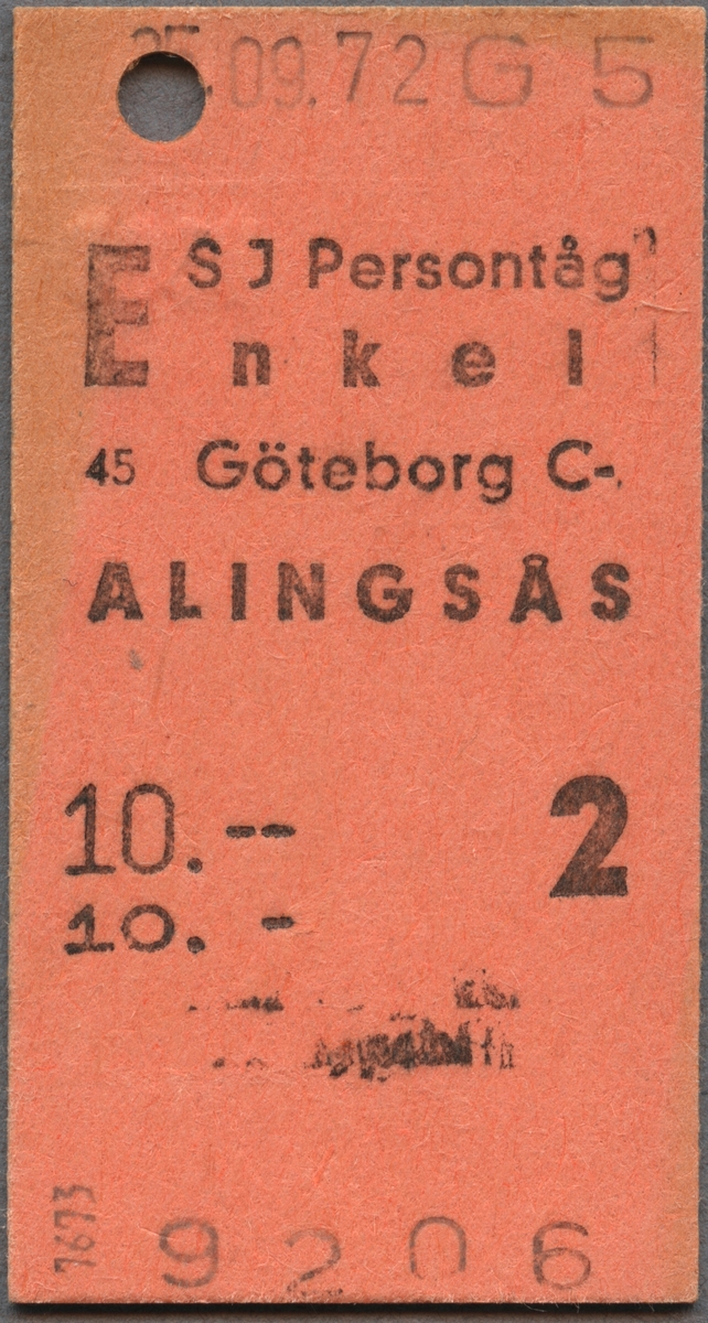 Edmonsonsk biljett av brunrosa kartong med tryckt text i svart:
"SJ Persontåg
Halv Enkel
Göteborg C- ALINGSÅS
10.--  2".
Biljetten har datumet 25.09.72 och G5 stämplat högst upp samt biljettnummer "9206" i nederkant. Det finns ett hål efter biljettång. När biljettången användes blev också "2386" präglat på baksidan intill hålen. Det finns en dublett med annat datum, biljettnummer och präglad text på baksidan.