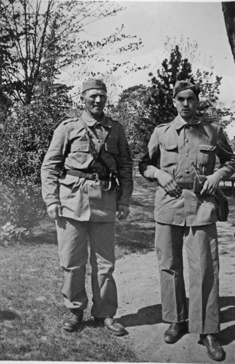 Två hemvärnsmän vid Norrtälje. Wahlström från Kållerö och Jörgen, juni 1943.