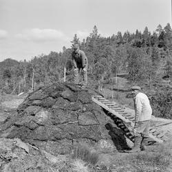 Peder Seltun og Anders Sveen fotografert mens de la torvdekk