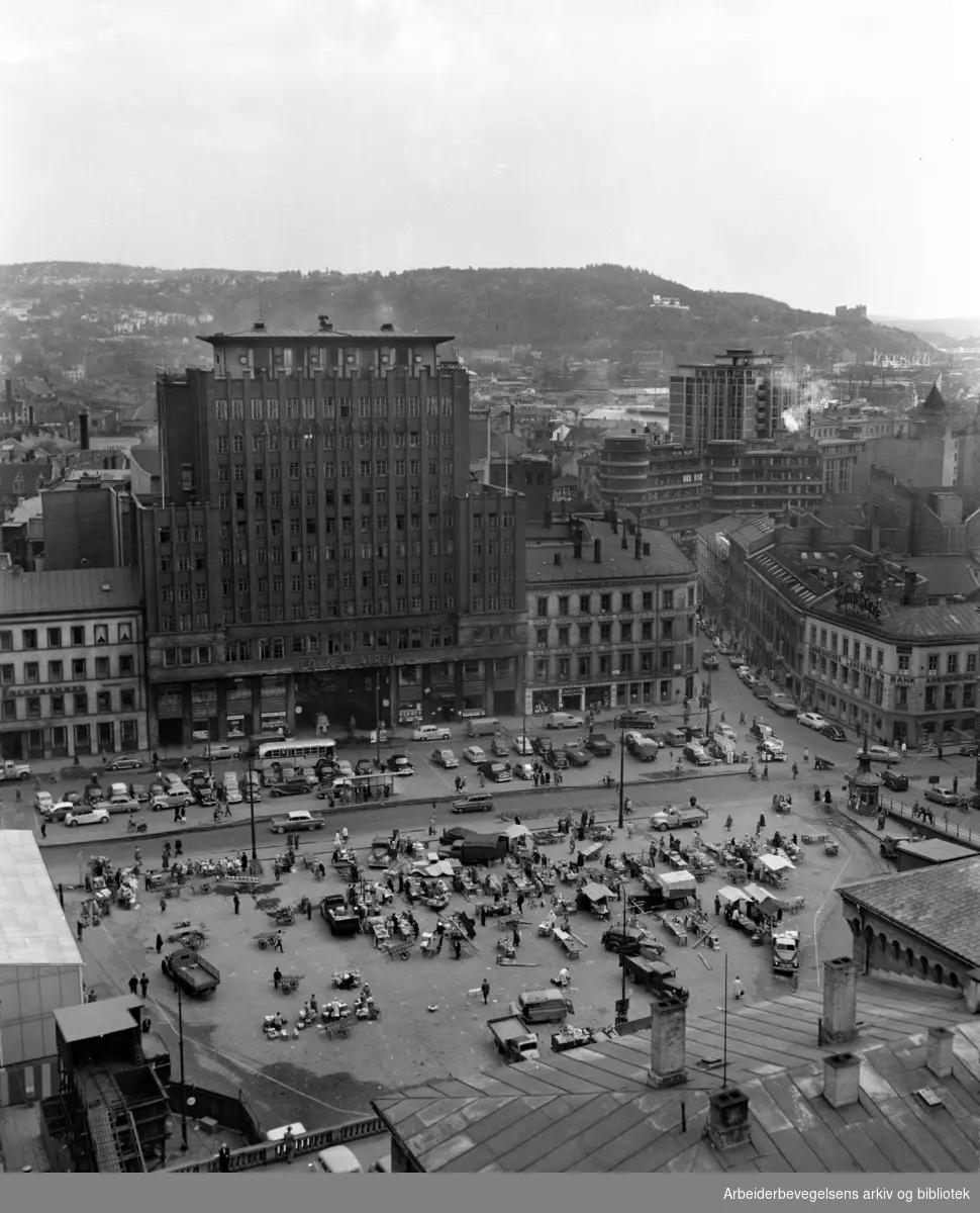 Folketeaterbygningen sett fra brannstasjonen. Juni 1956