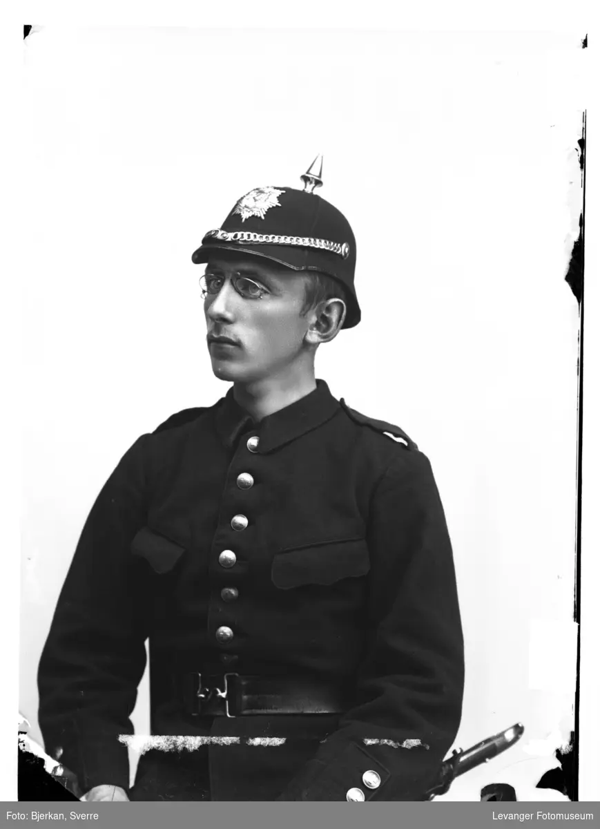 Portrett av brannmann Alfred Dahl Levanger Fotomuseum / DigitaltMuseum