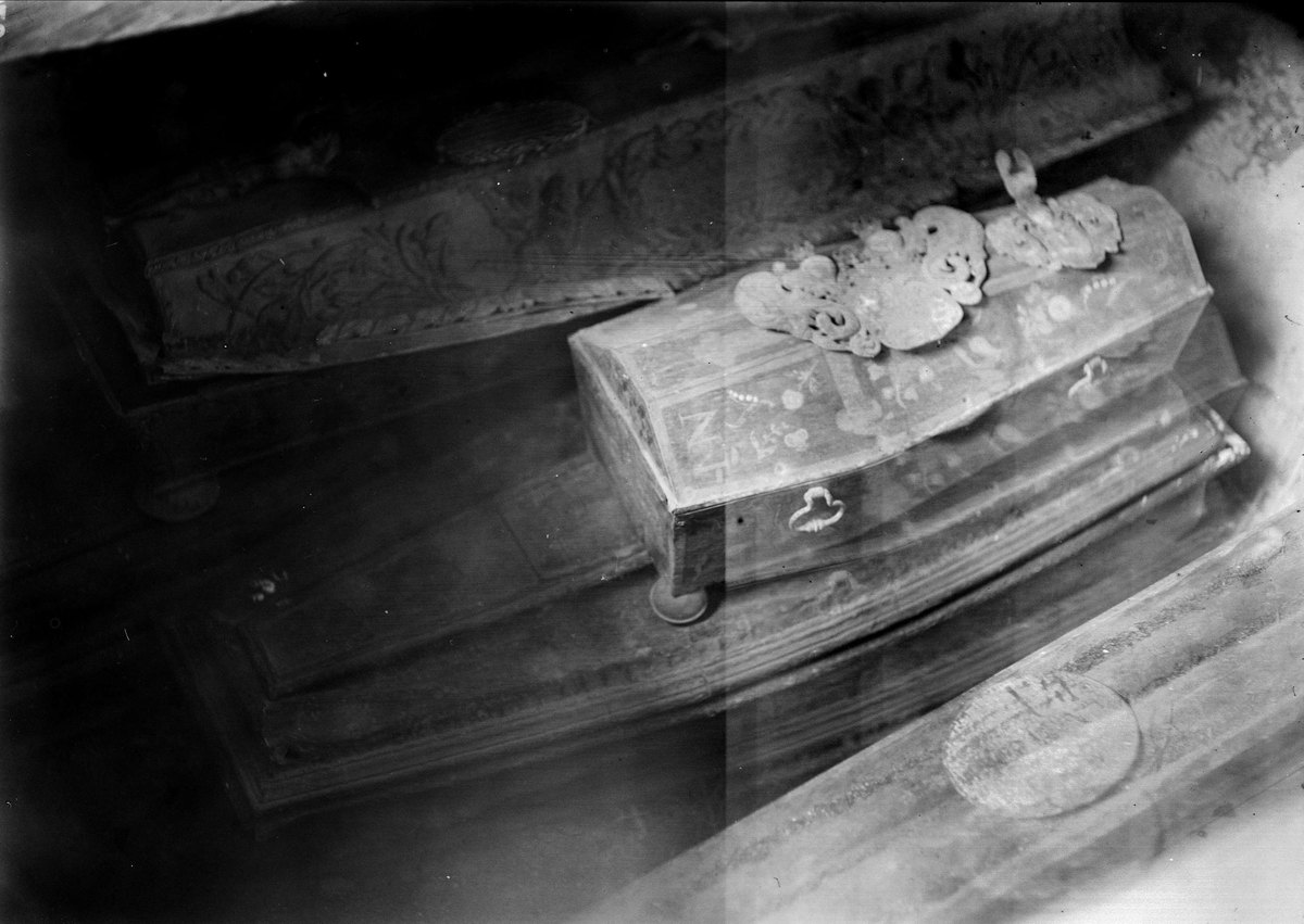 Barnkista med vapensköld ovanpå likkista i gravkammare 1925