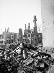 Bygningsrester etter den tyske bombinga av kommunesenteret L