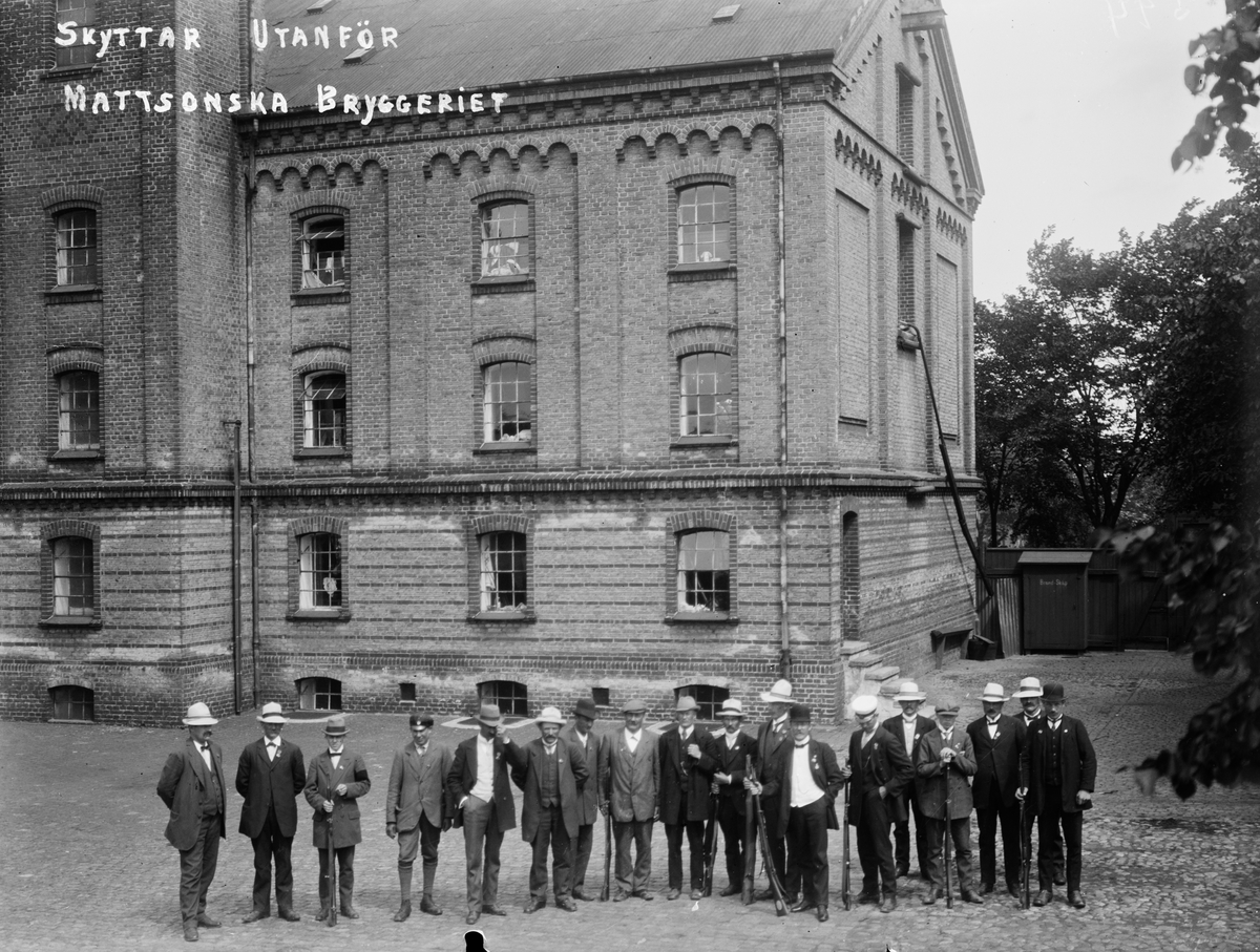 Altuna Skytteförenings resa till Malmö: Skyttar utanför Mattsonska bryggeriet 1914