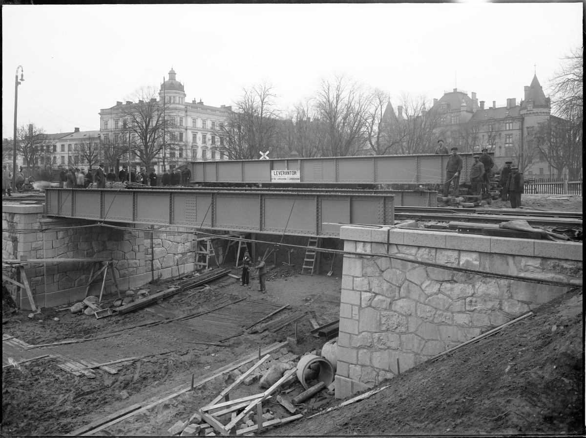 Vid byggnationen av vägporten över Trollebergsvägen i Lund, 1931. Bron för nedspåret lossad från vagnarna och färdig för sänkning.
