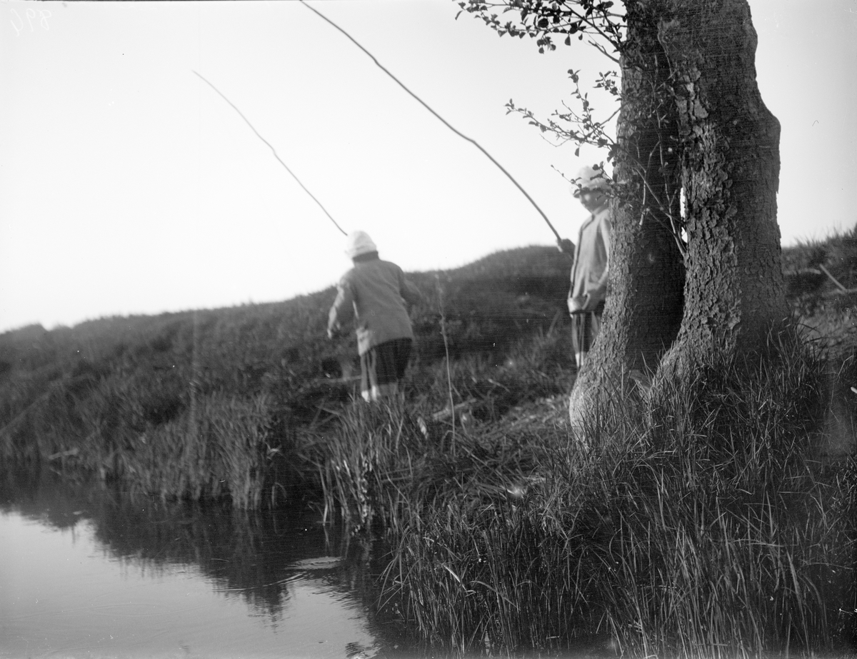 Två flickor som fiskar